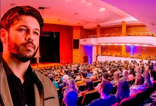 Matheus Levi diante de um auditório cheio